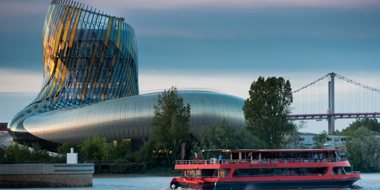 La Cité du Vin reste une signature architecturale forte des nouveaux Bassins à flot.