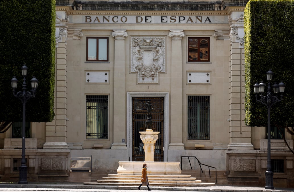 Le gouverneur de la banque d'espagne prone des fusions bancaires