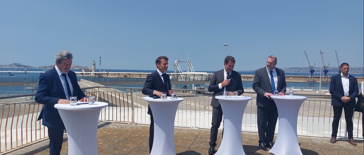 Macron port