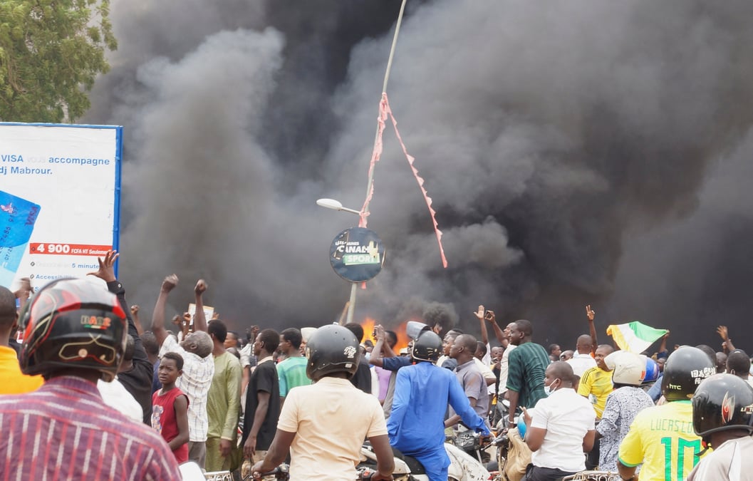 Des centaines de partisans du coup d'etat se rassemblent et brandissent un drapeau russe a niamey