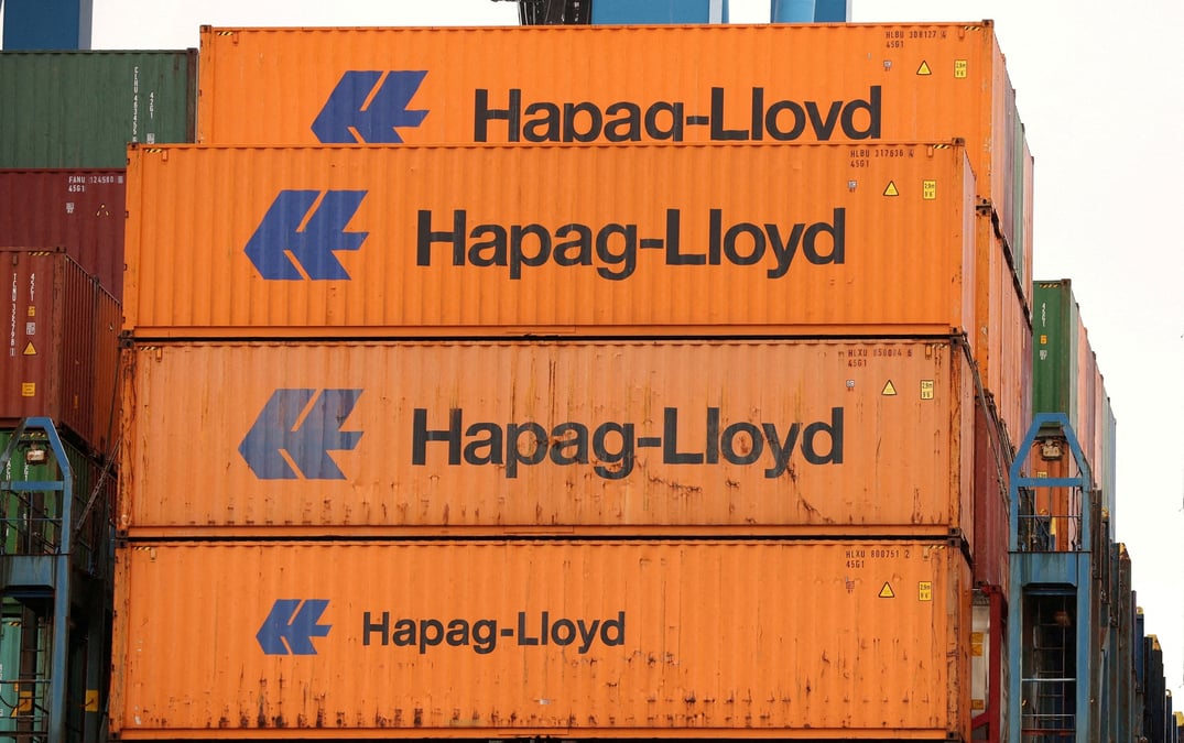 Des conteneurs sur un navire hapag-lloyd a hambourg