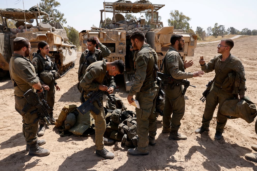 Des soldats israeliens pres de la frontiere entre israel et gaza