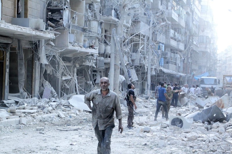 L'aviation syrienne bombarde des zones tenues par les rebelles pres d'alep