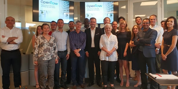 Le fondateur d'OpenFlow, S. de Charentenay, entourés de ses investisseurs et partenaires