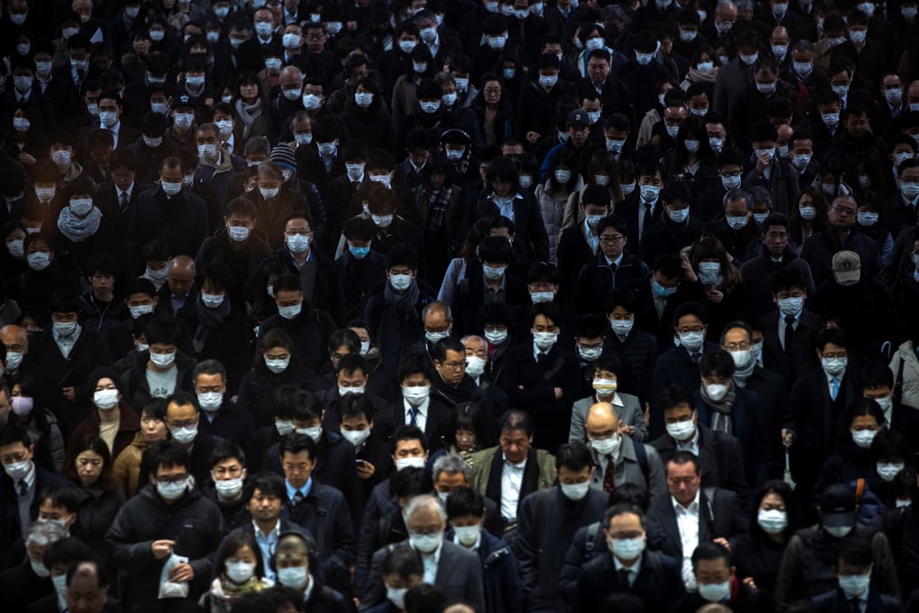 Quand les dommages à l'économie "ne sont pas créés directement par la cause mais par les réactions à celle-ci," comme le stress des consommateurs (Photo d'illustration: aujourd'hui 2 mars 2020, dans le métro de Tokyo, au Japon.).