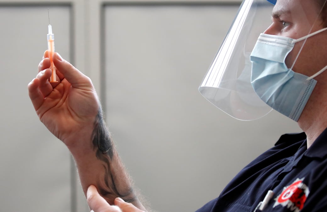 Le regulateur britannique defend sa position sur les vaccins