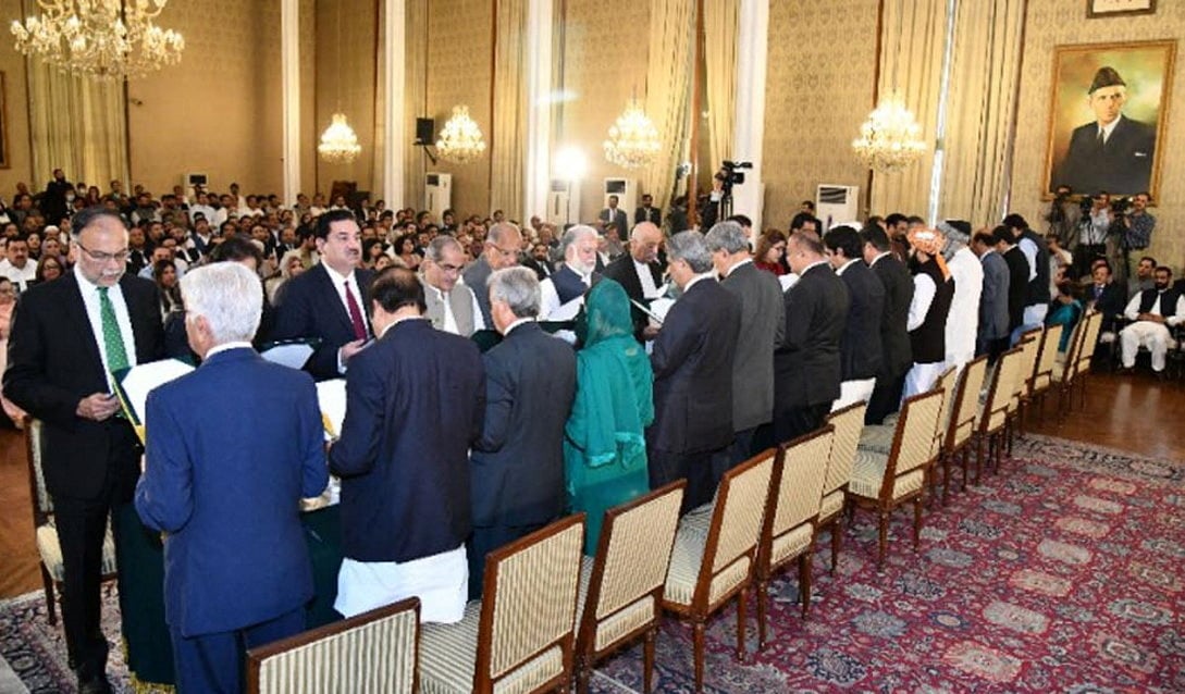 Pakistan: le nouveau premier ministre forme un gouvernement de coalition