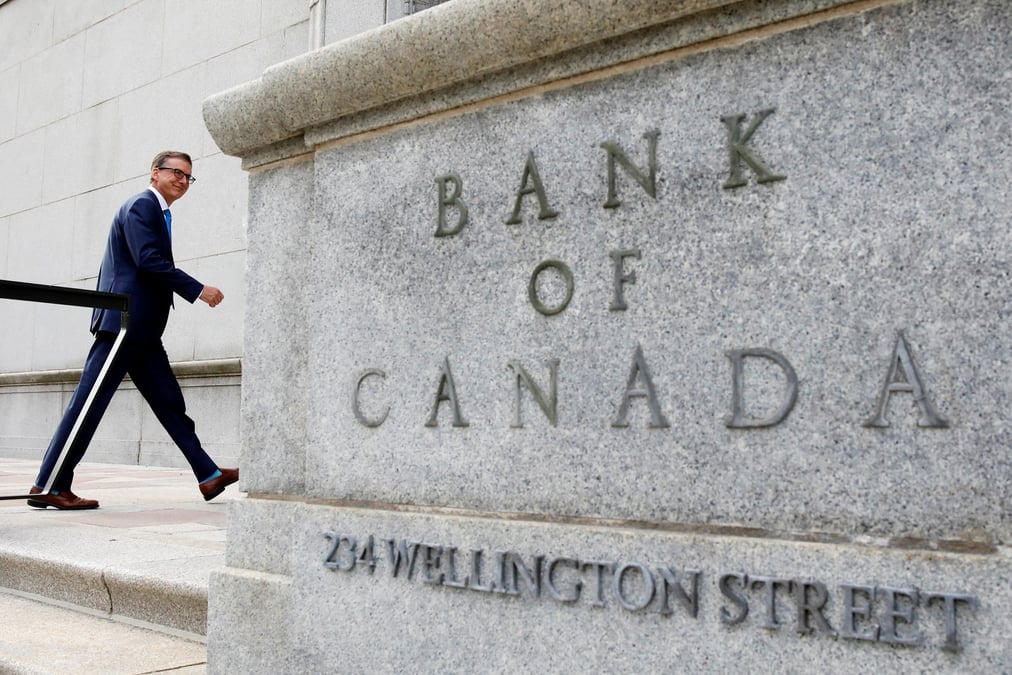 Photo d'archives : le gouverneur de la banque du canada, tiff macklem, marche devant l'immeuble de la banque du canada a ottawa