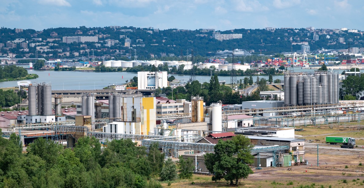 La Vallée de la chimie devait être reliée par un pipeline à la station de Pierre-Bénite où la CNR prévoyait de produire de l'hydrogène. Mais le projet doit être repensé pour s'adapter à la réglementation et aux besoins d'infrastructure.