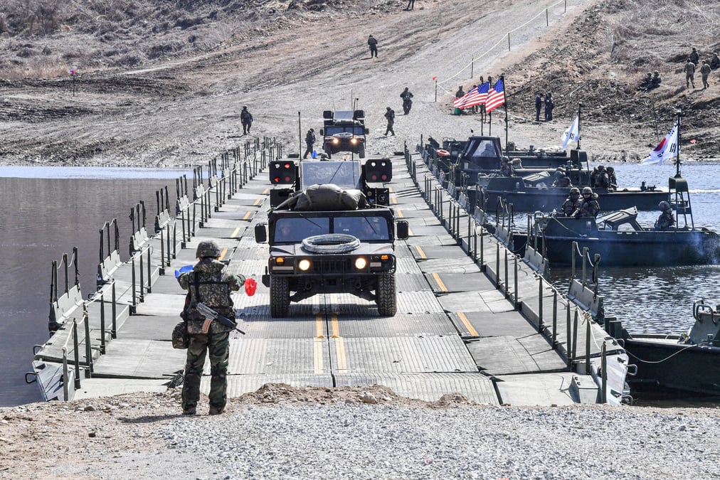 Photo d'archives des soldats sud-coreens et americains a yeoncheon, en coree du sud