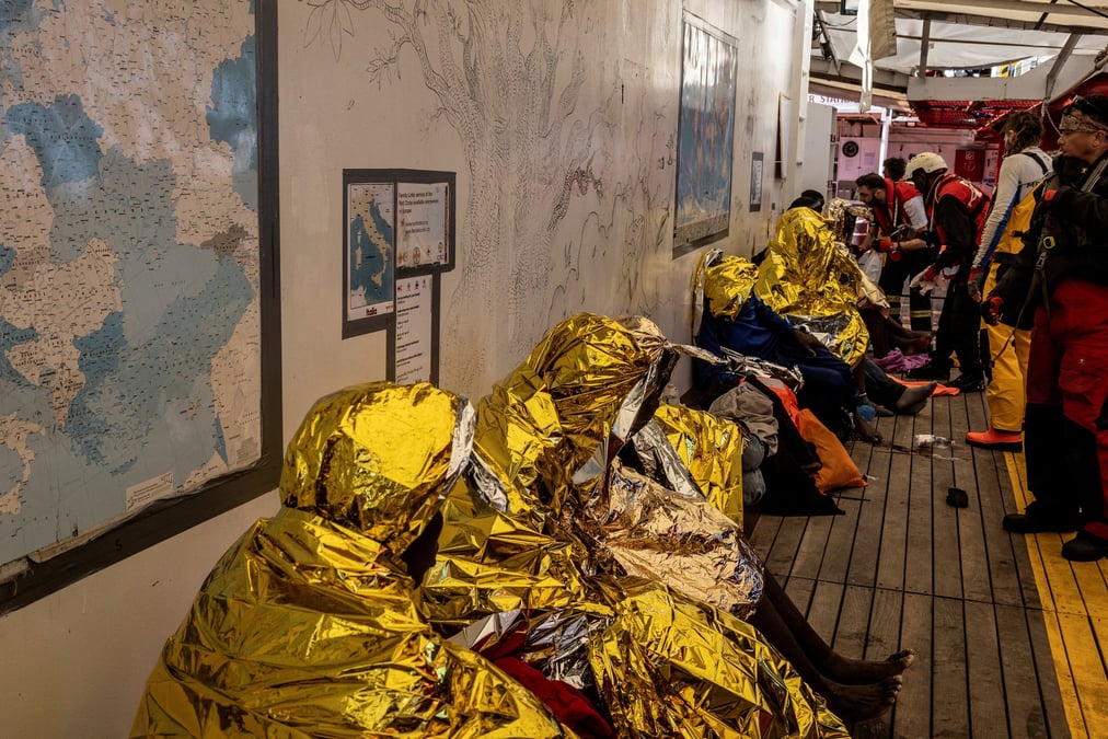 L'ocean viking de l'ong sos mediterranee secourt les migrants en mediterranee centrale
