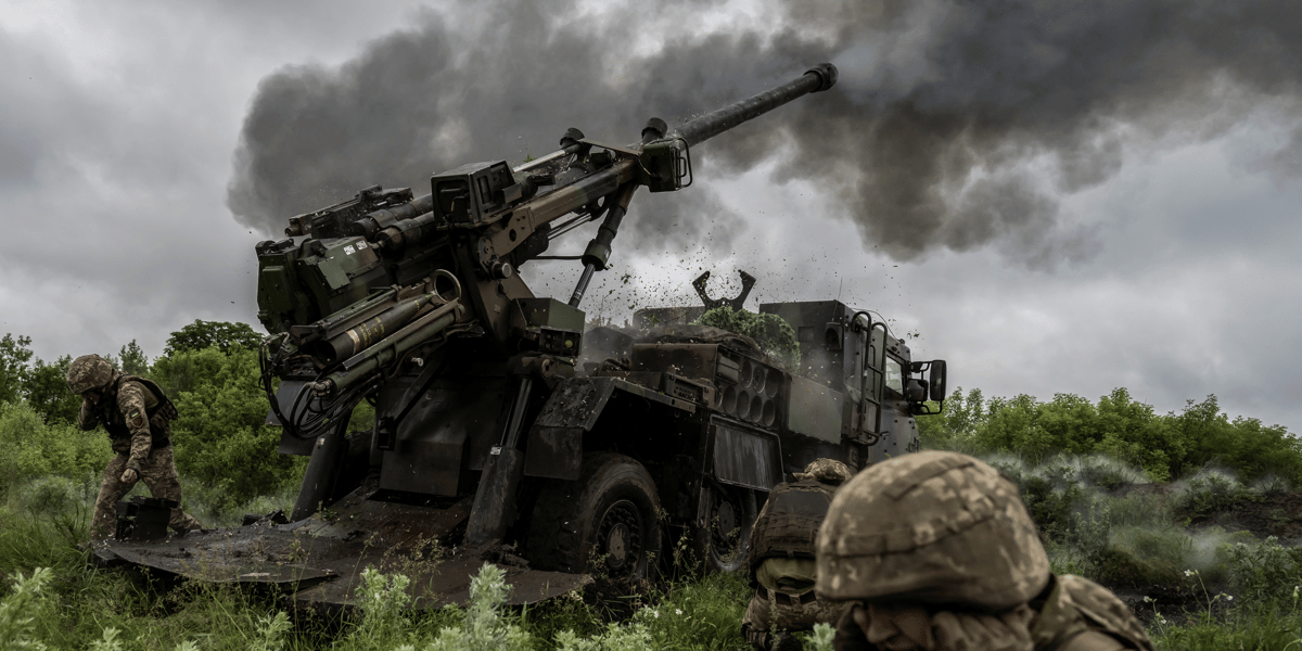 Des soldats ukrainiens tirent un obusier cesar vers des positions russes, pres d'avdiivka en ukraine
