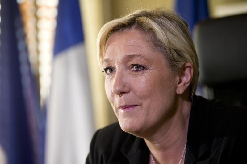 Marine le pen veut faire des crises un tremplin vers la victoire