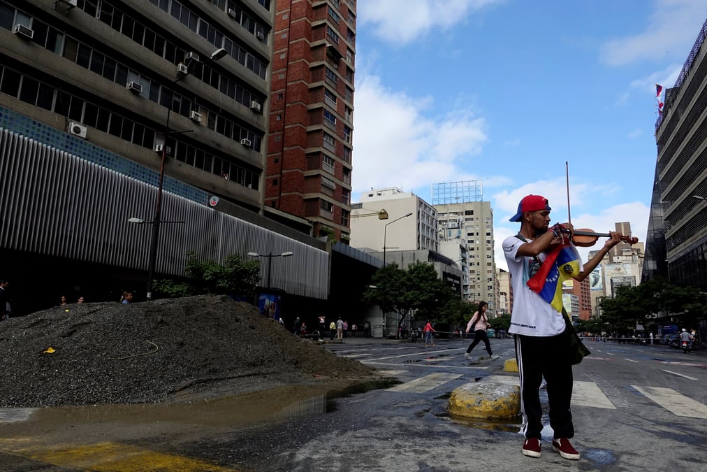 Un violoniste opposant a maduro libere au venezuela