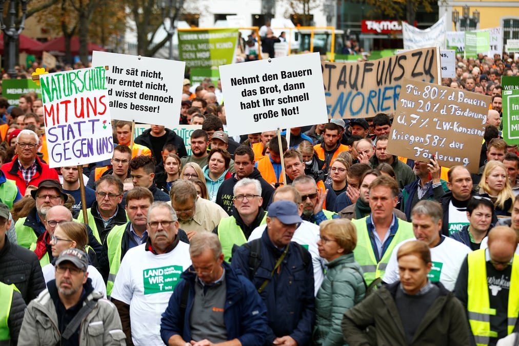 Hier, mardi 22 octobre 2019 à Bonn, en Allemagne, des agriculteurs allemands protestent contre la politique agricole allemande. Pendant ce temps, des opérations escargots de plusieurs milliers d'agriculteurs en colère avaient lieu en Bavière, en Schleswig-Holstein et en Basse Saxe. On peut lire sur une pancarte : "Naturschutz mit uns statt gegen uns", soit "Préservation de la nature avec nous et pas contre nous".