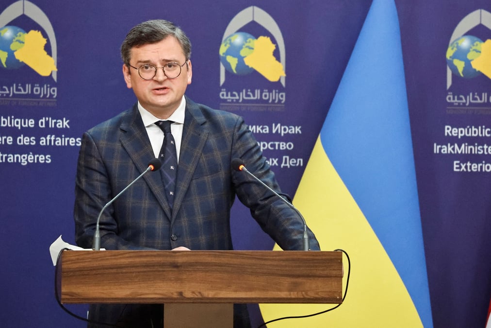 Le ministre ukrainien des affaires etrangeres dmytro kouleba rencontre son homologue irakien fuad hussein a bagdad