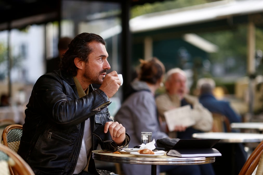 Les parisiens profitent a nouveau des cafes et croissants en terrasse