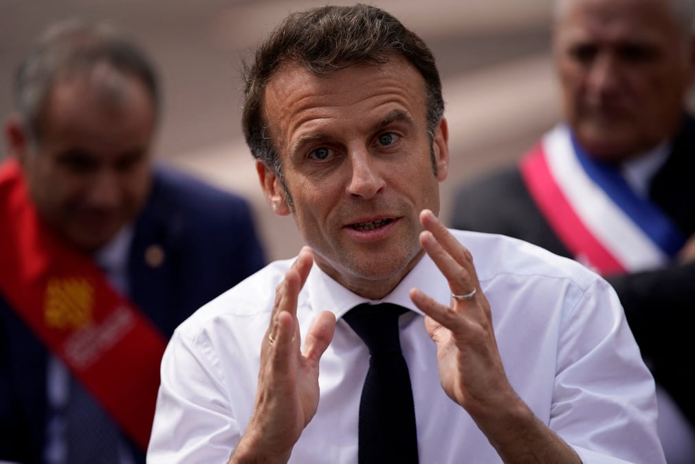 Emmanuel macron lors de sa visite dans un college a ganges