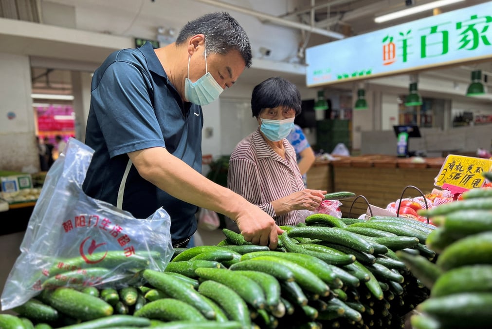 Photo d'archives des clients qui achetent des legumes dans un marche a pekin
