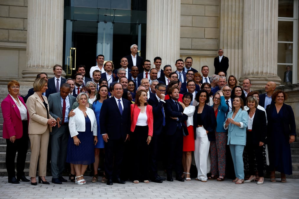 Les legislateurs nouvellement elus du nfp devant l'assemblee nationale a paris