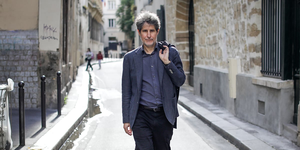 L’essayiste début juin, rue Suger dans le 6e arrondissement de la capitale.