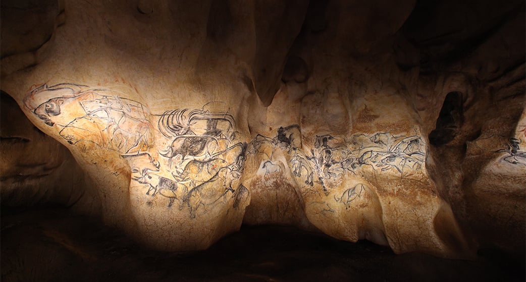 La partie droite du grand panneau est la plus spectaculaire de la grotte. Une scène occupe l’essentiel de la partie droite du grand panneau : un groupe de lions chassant quatre bisons, au contact des quatre têtes de bisons en colonne.