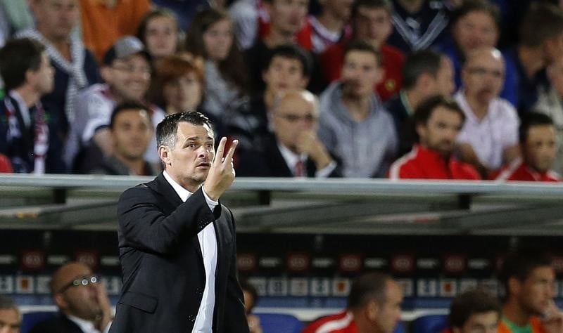 L'entraîneur des Girondins se dit désolé, récuse tout racisme