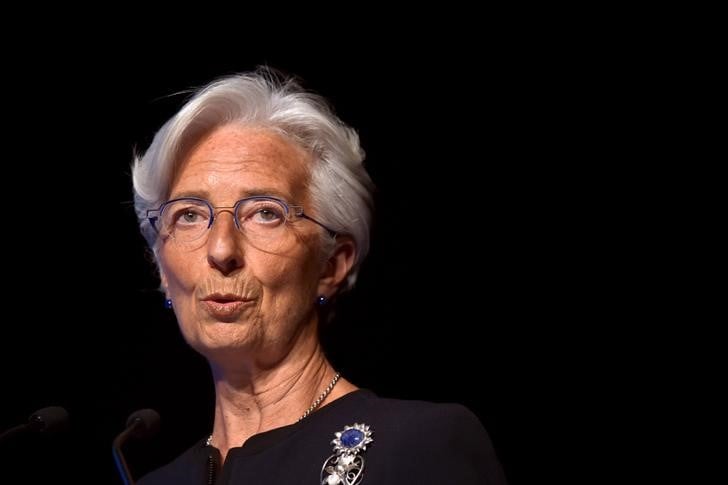 Christine lagarde juge que restructurer la dette grecque serait suffisant