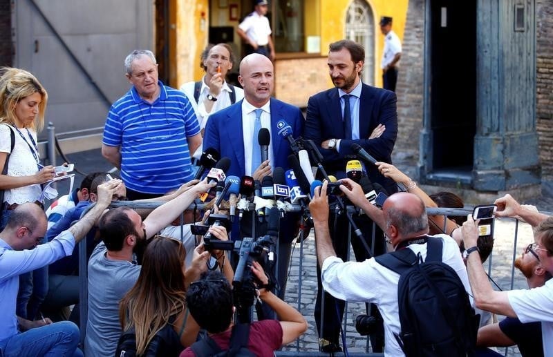 Le vatican renonce a poursuivre deux journalistes impliques dans les vatileaks ii