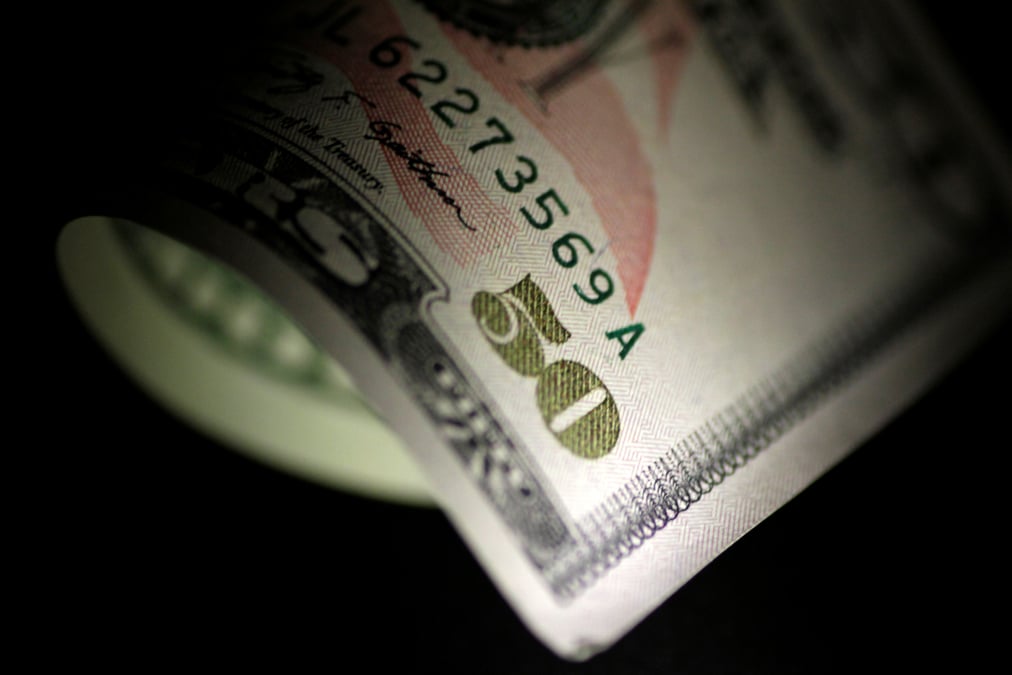 Trump juge le dollar trop fort a cause de la fed, selon un responsable us