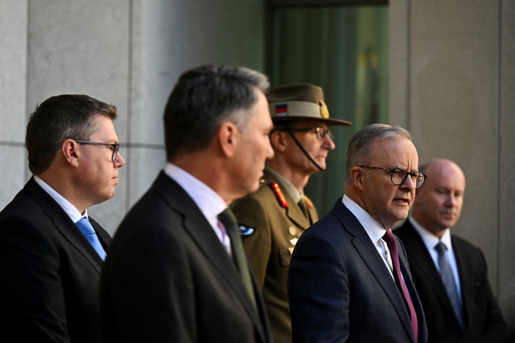 Le premier ministre australien anthony albanese s'adresse aux medias apres l'examen strategique de la defense a canberra
