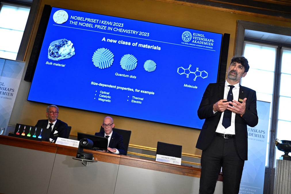 Heiner linke, comite nobel de chimie de l'academie royale des sciences, presente le prix nobel de chimie 2023 a stockholm, en suede
