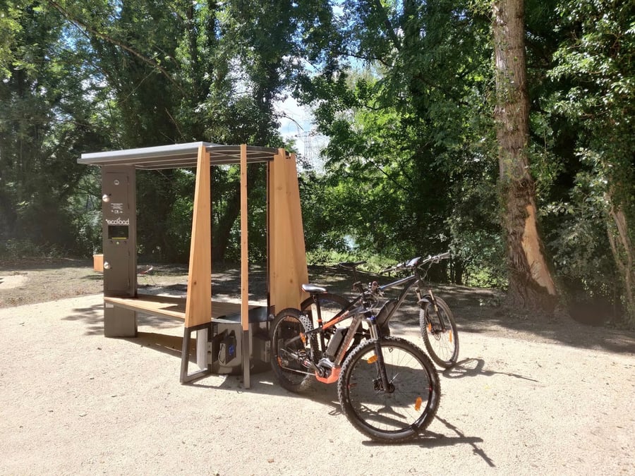 Ecoload a déjà équipé la Vallée de Belleville (Savoie), le domaine des Portes du Soleil (Suisse), les voies vertes du Pays Voironnais (Isère), le port d'Arcachon (Gironde), avec des unités capables de recharger jusqu'à six vélos simultanément.