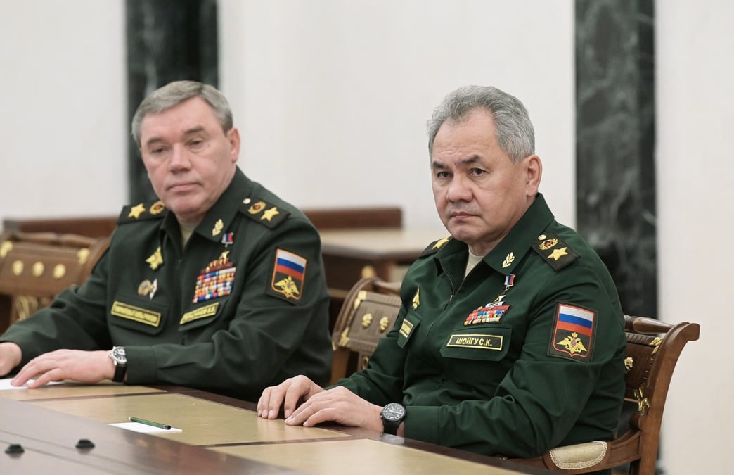 Le ministre russe de la defense, serguei choigou, et et le chef d'etat-major de l'armee russe, valeri guerassimov, lors d'une reunion a moscou