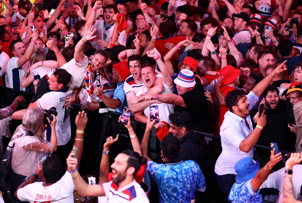 Photo d'archives: les supporters anglais celebrent apres le match entre le pays-bas et l'angleterre