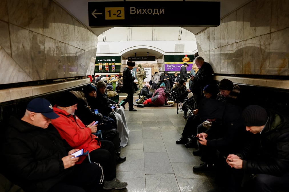 Certains Ukrainiens ont trouvé refuge dans les couloirs du métro de Kiev, lors d'une alerte aérienne le 25 décembre 2025.