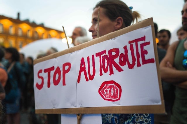 Le long du chantier, stoppé fin février et qui reprend de façon progressive depuis mi-juin, quelque 1.500 gendarmes ont été déployés près du château de Scopont qui accueille les manifestants, selon la préfecture.