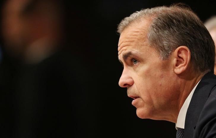 La boe maintient le statu quo, evoque une hausse de taux en 2018