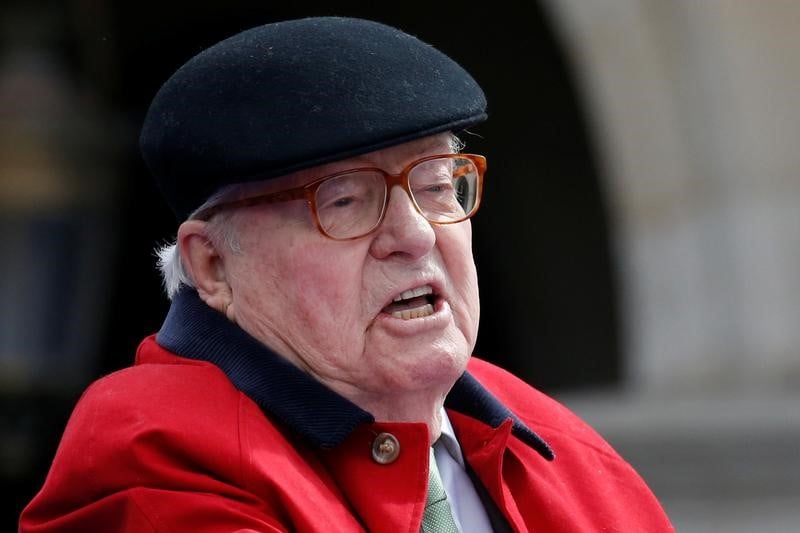 Jean-marie le pen reste president d'honneur du fn