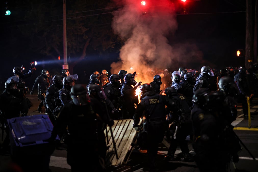 Usa: jets de bombes incendiaires sur la police a portland