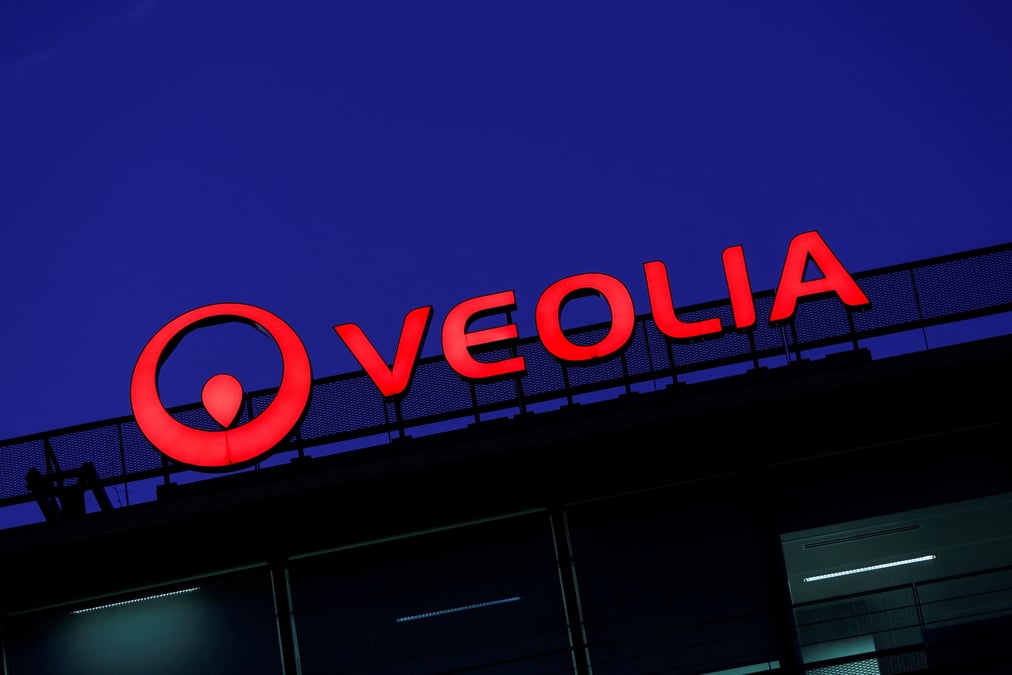 Un logo sur les fenetres du siege de veolia environnement a paris