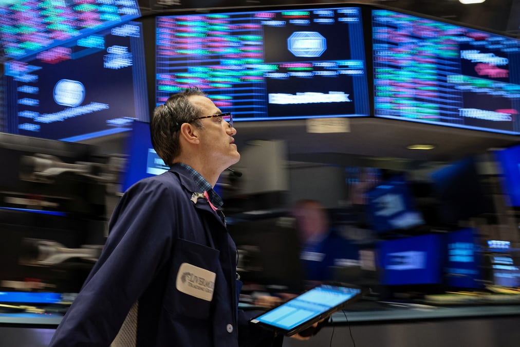 Un trader travaille a la bourse de new york (nyse)
