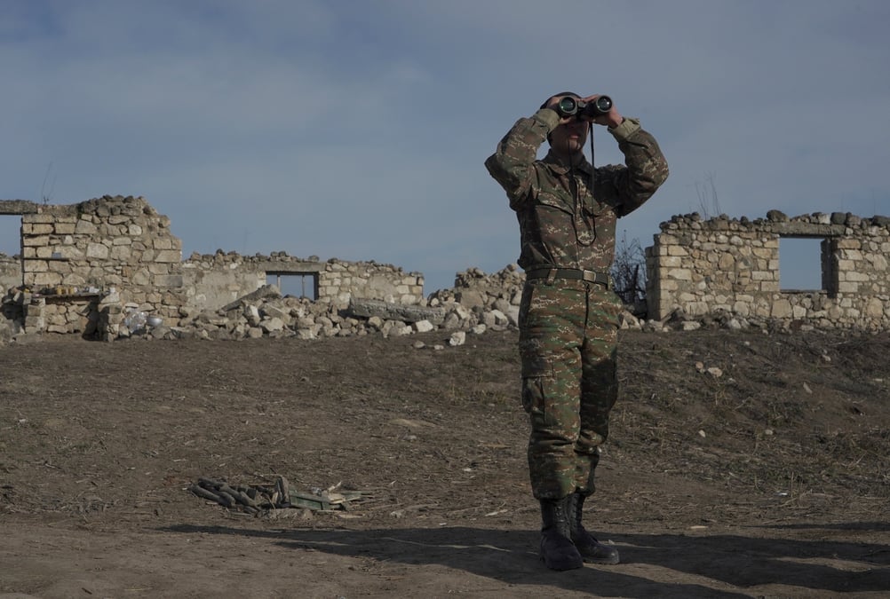 Un soldat d'origine armenienne se tient dans la region du haut-karabakh