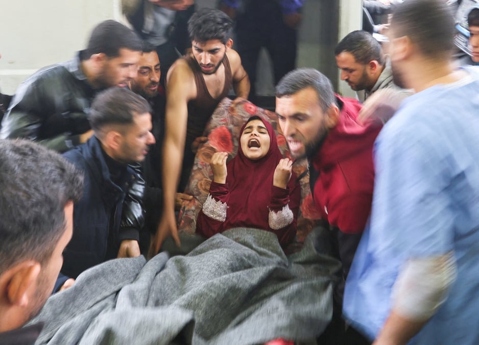 Une femme palestinienne blessee est emmenee a l'hopital nasser apres des frappes israeliennes sur une ecole a l'est de khan younes, dans le sud de la bande de gaza