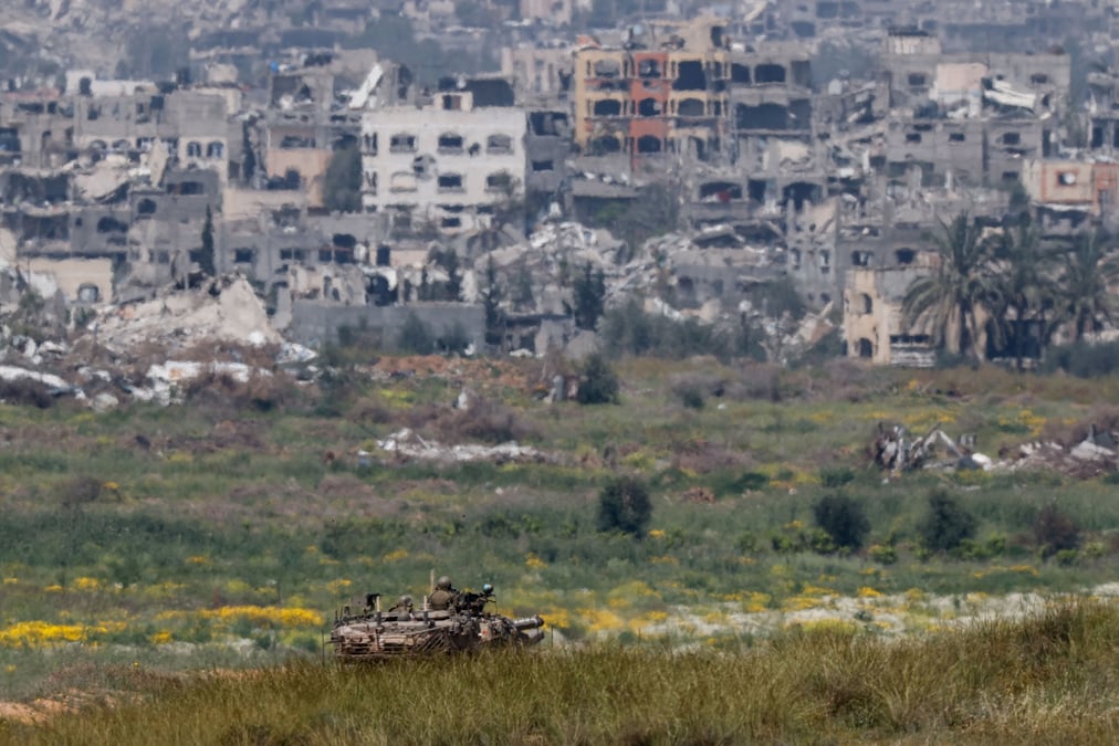 Manoeuvres de chars israeliens le long de la frontiere entre israel et gaza