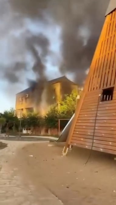Une vue montre des panaches de fumee s'elevant d'un batiment, a derbent, en russie