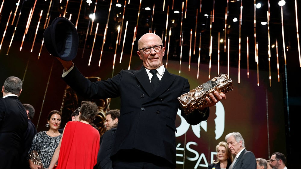 Le réalisateur Jacques Audiard reçoit le prix du meilleur film pour « Emilia Perez » lors de la 50e cérémonie des César à Paris, France, le 28 février 2025.