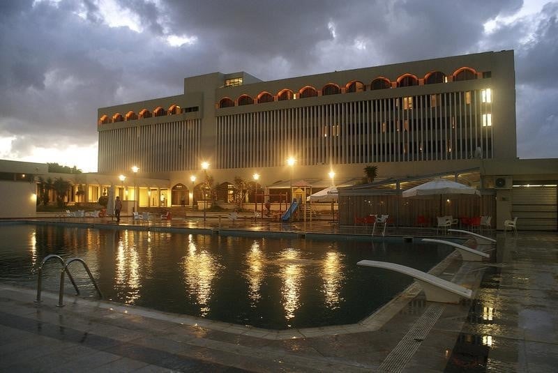 L'hotel du parlement libyen elu vise par une voiture piegee