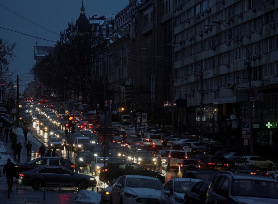 Des voitures dans une rue de kyiv lors d'une panne d'electricite