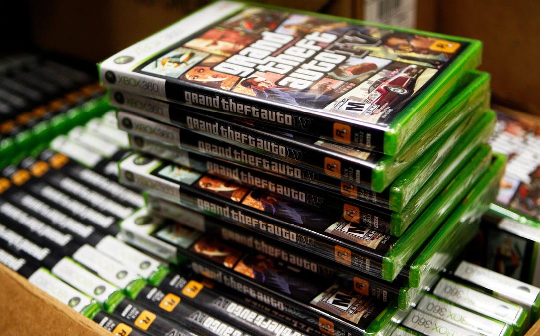 Des copies du jeu video "grand theft auto iv" dans un magasin gamestop a new york